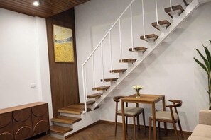 Quadrupla familiare, vista città | Interni