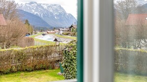Ein Wohngebiet mit Häusern, einem Fluss und Bergen im Hintergrund.