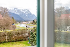 A residential area with houses, a river, and mountains in the background. - Apartment '1' with Mountain View, Shared Garden and Wi-Fi (Wallgau)