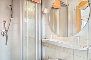 Shower, hair dryer, towels - Apartment '1' with Mountain View, Shared Garden and Wi-Fi (Wallgau)