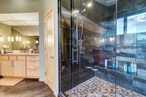 Shower, jetted bath, hair dryer, towels - HOUSE LOCATED A QUICK WALK TO PEARL ST, SUNDANCE FILM FESTIVAL RENTAL ONLY (Boulder)