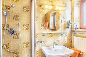Shower, hair dryer, towels - Apartment 'Parterre' with Mountain View, Private Terrace and Wi-Fi (Wallgau)