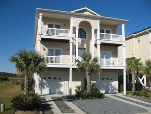 Exterior - 7 Bedroom Across the Street from Beach / Access to Oceanfront Pool! (Ocean Isle Beach)