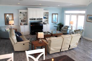 Smart TV - 7 Bedroom Across the Street from Beach / Access to Oceanfront Pool! (Ocean Isle Beach)
