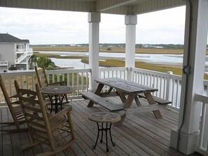 Outdoor dining - 7 Bedroom Across the Street from Beach / Access to Oceanfront Pool! (Ocean Isle Beach)