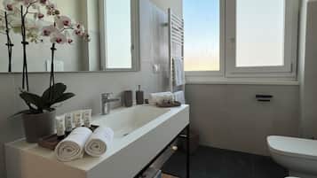 Doccia, asciugacapelli, bidet, asciugamani