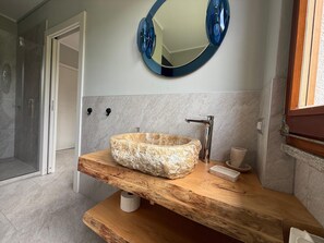 Douche, sèche-cheveux, serviettes fournies