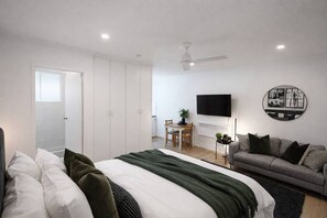 Iron/ironing board, travel cot, WiFi, bed sheets - Superb Studio, Great Value in St Kilda East (Saint Kilda East)