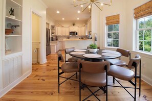 Dining - Birdies and Beaches ~ relaxing golf retreat (Edisto Island)