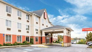 A hotel with a covered entrance, multiple windows, and a parking lot. - Spark by Hilton Douglasville Atlanta West (Douglasville)
