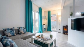 Una sala de estar moderna con un sofá, una mesa de centro y una chimenea.