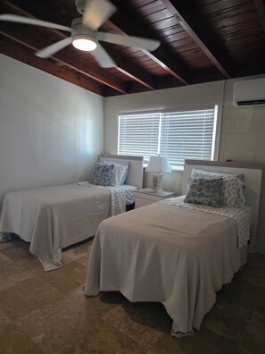 Room - Superb 2-bedroom house with large dock in Key Colony Beach (Key Colony Beach)