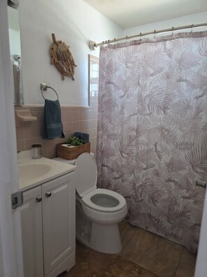 Bathroom - Superb 2-bedroom house with large dock in Key Colony Beach (Key Colony Beach)