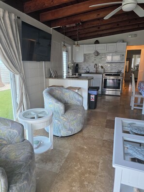Private kitchen - Reel-axing 2-bedroom house with large dock in Key Colony Beach (Key Colony Beach)