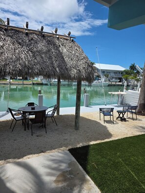 Outdoor dining - Superb 2-bedroom house with large dock in Key Colony Beach (Key Colony Beach)