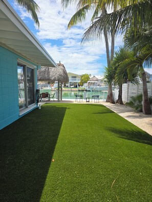 Terrace/patio - Reel-axing 2-bedroom house with large dock in Key Colony Beach (Key Colony Beach)