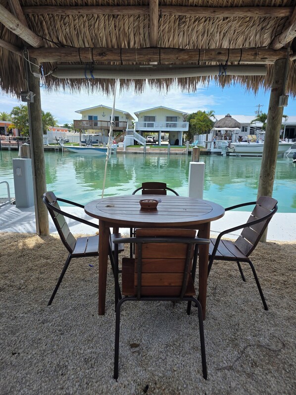 Outdoor dining - Superb 2-bedroom house with large dock in Key Colony Beach (Key Colony Beach)