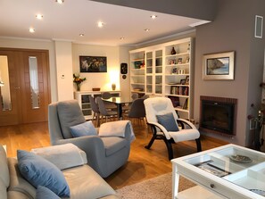 Televisión y chimenea 