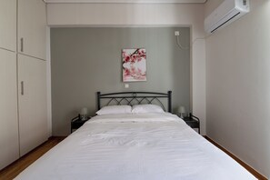 2 bedrooms, iron/ironing board, WiFi, bed sheets - Marina Zeas Livemodern (Pireas)