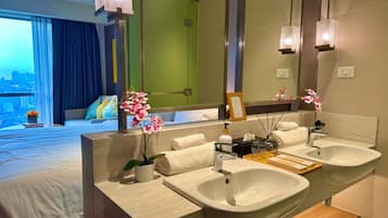 Signature Room, Kitchen, City View | Bathroom