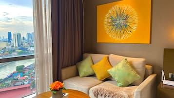 Signature Room, Kitchen, City View | Individually decorated, individually furnished, desk, laptop workspace