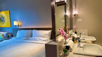 Quarto com design assinado, cozinha, vista para a cidade | Individualmente decorados, individualmente mobiliados, escrivaninha