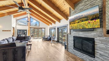 Casa, várias camas, sacada, vista para a montanha (Tahoe Nirvana) | Área de estar