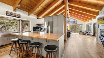 House, Multiple Beds, Balcony, Mountain View (Tahoe Nirvana) | Interior
