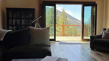 Casa, várias camas, sacada, vista para a montanha (Tahoe Nirvana) | Área de estar