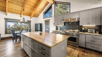 Casa, várias camas, sacada, vista para a montanha (Tahoe Nirvana) | Cozinha privada