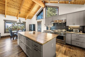 Casa, várias camas, sacada, vista para a montanha (Tahoe Nirvana) | Cozinha privada
