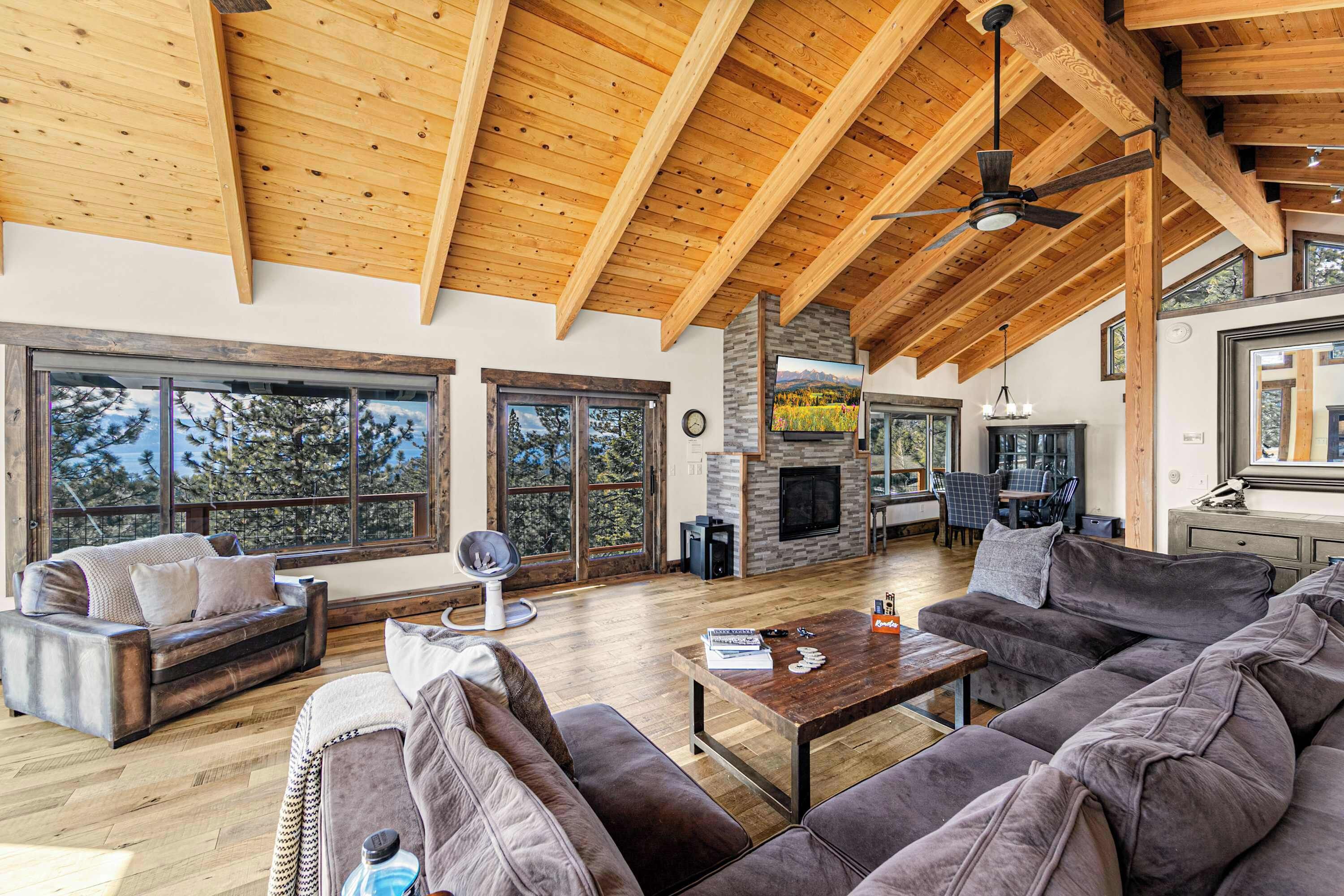 Casa, várias camas, sacada, vista para a montanha (Tahoe Nirvana) | Área de estar