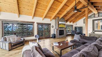 Casa, várias camas, sacada, vista para a montanha (Tahoe Nirvana) | Área de estar