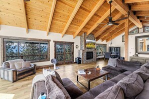 Casa, várias camas, sacada, vista para a montanha (Tahoe Nirvana) | Área de estar