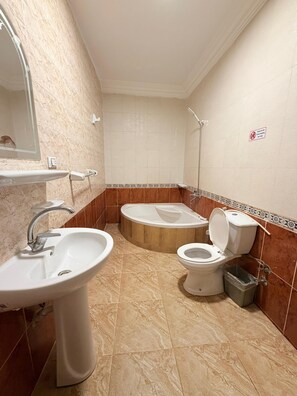 Deluxe Double Room, City View | Bathroom - Temple Pyramids Inn (Giza Governorate)