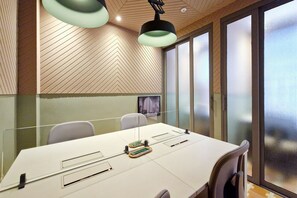 A conference room with a long table, chairs, a projector, and a large window with a view. - Blend (São Paulo)