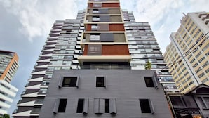 A high-rise building with a modern architectural design, featuring multiple balconies and large windows. - Blend (São Paulo)