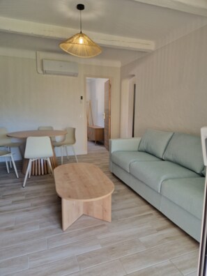 Living area - Lovely apartment with private garden and large terrace, 15 min walk from the beach (Roquebrune-sur-Argens)