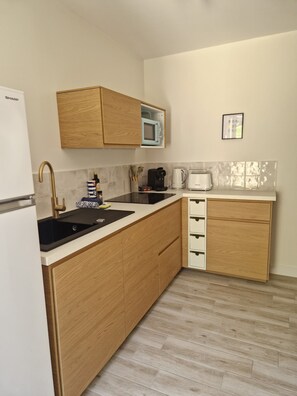 Private kitchen - Lovely apartment with private garden and large terrace, 15 min walk from the beach (Roquebrune-sur-Argens)