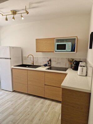 Private kitchen - Lovely apartment with private garden and large terrace, 15 min walk from the beach (Roquebrune-sur-Argens)