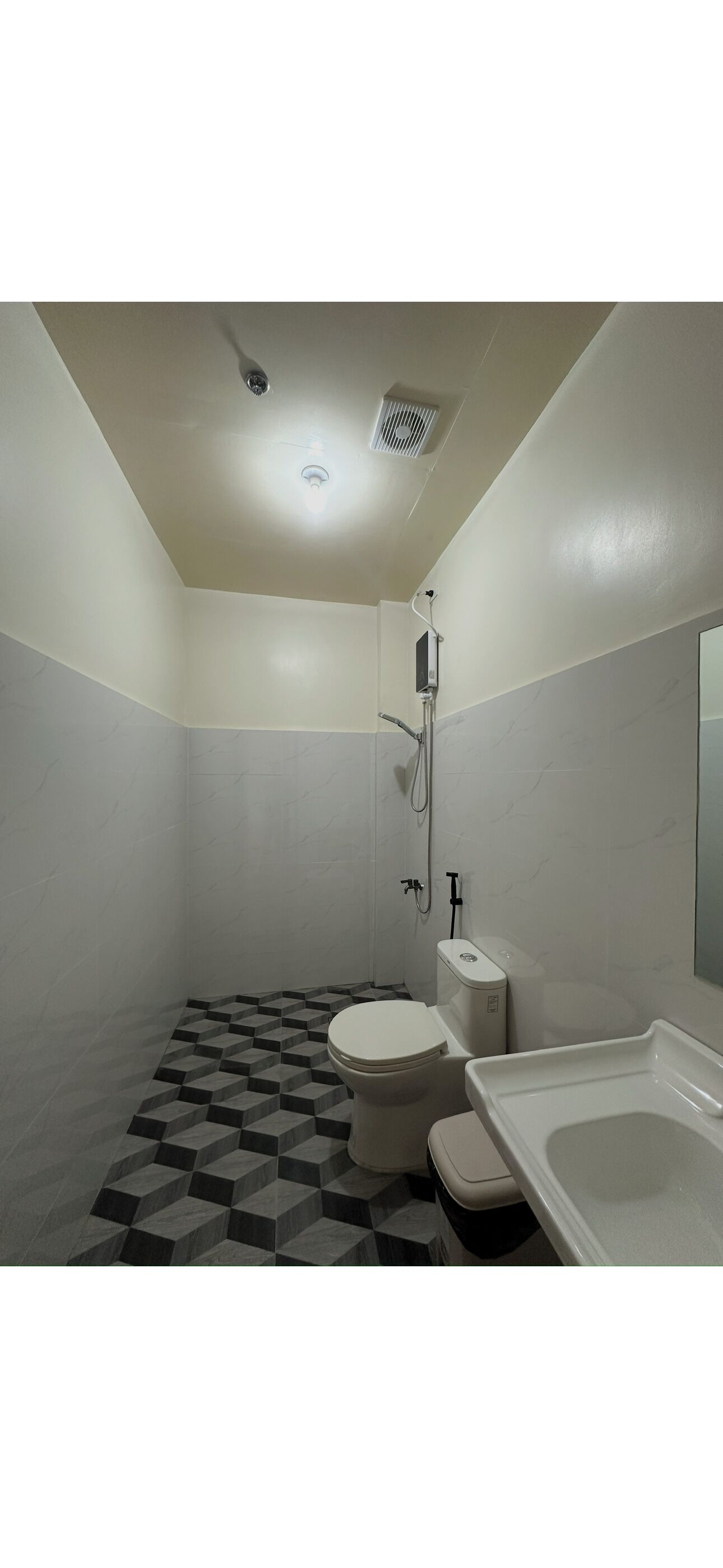 A bathroom with a toilet, bidet, and bathtub.