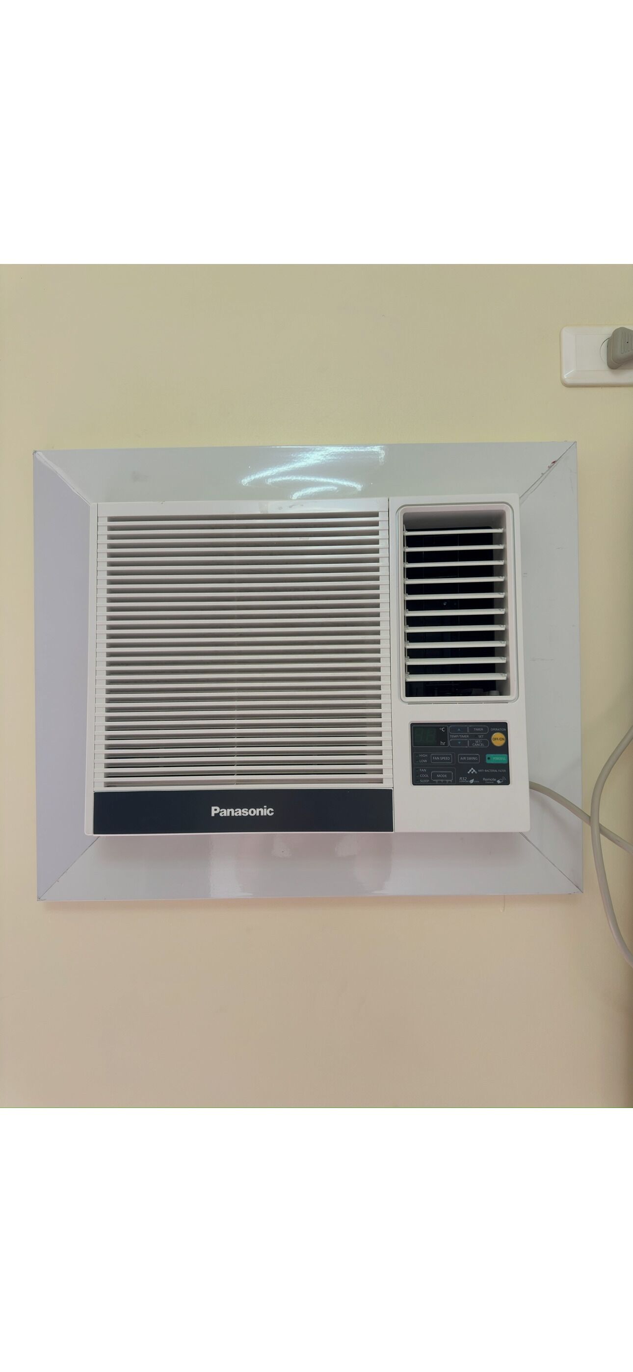 Un aire acondicionado Panasonic montado en la pared.