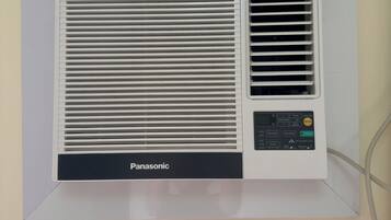 Un aire acondicionado Panasonic montado en la pared.