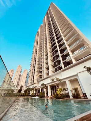 Una piscina al aire libre