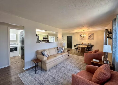 4BR Modern Ranch , Sleeps 8 , Fenced Yard