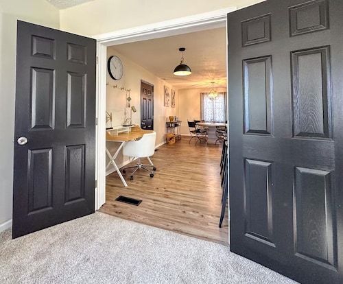 4BR Modern Ranch , Sleeps 8 , Fenced Yard