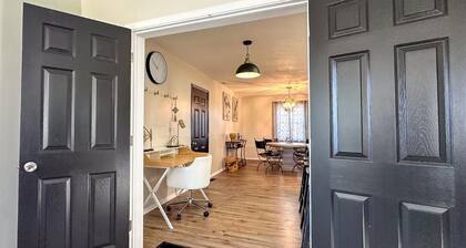 4BR Modern Ranch , Sleeps 8 , Fenced Yard