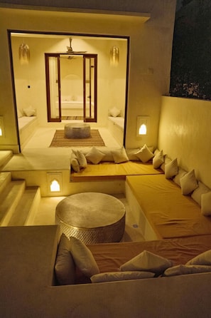 Une chambre d’hôtel moderne dotée d’un grand lit, d’un coin salon et d’un petit balcon.