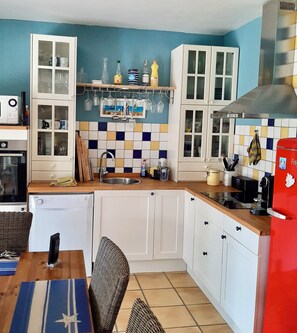 Private kitchen - Comfortable vacation house a few steps from the ocean in Hourtin-Plage (Hourtin)