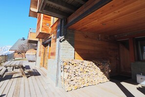 Terrace/patio - Chalet apartment for rent with south-facing terrace and private sauna (saint francois longchamp)